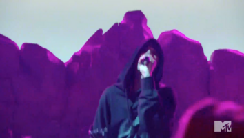 Justin Bieber Performs at the MTV VMAs for the First Time in 6 Years as Hailey Cheers Him On